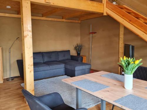 BUND-Ferienwohnung في Lenzen: غرفة معيشة مع أريكة وطاولة