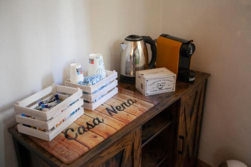 uma mesa de madeira com caixas de material de escritório em Casa Nena em Nepi