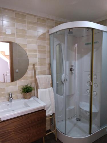 a bathroom with a shower and a sink at Chalet con vista a las Islas Cíes in Sanxenxo
