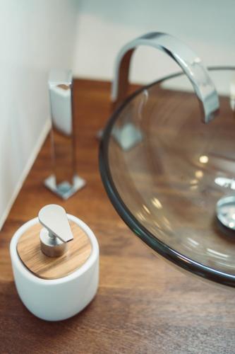 un objet blanc sur une table à côté d'un évier dans l'établissement NO LIMIT CHARTER bateau avec parking privé proche centre-ville, à Rouen