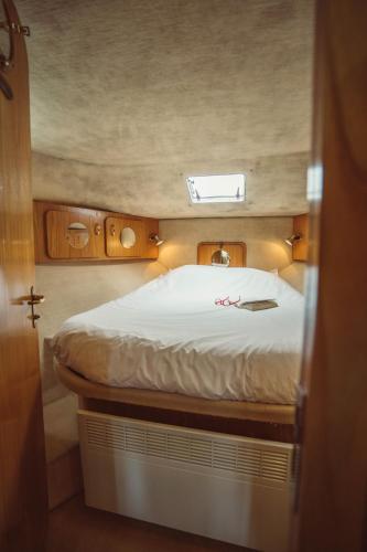 un lit à l'arrière d'un bateau dans l'établissement NO LIMIT CHARTER bateau avec parking privé proche centre-ville, à Rouen