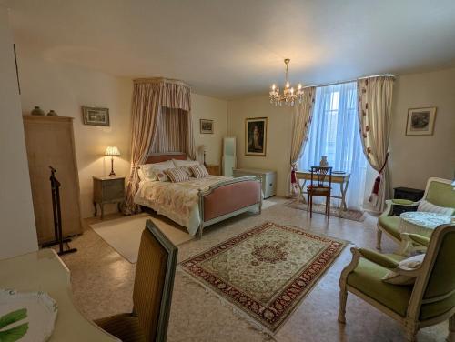 Posezení v ubytování Impeccable 3-Bed House in Abzac