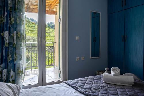 una camera con letto e porta scorrevole in vetro di Kotrona Farmhouse - Argassi Zakynthos ad Argásion
