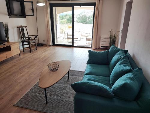 Fotografia z galérie ubytovania Appartement confortable pour 6 personnes avec piscine privée v destinácii Lecci