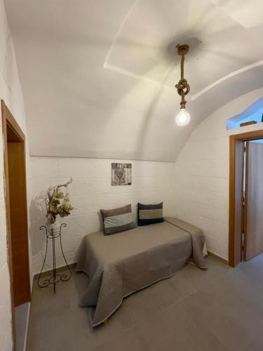 a bedroom with a bed in a room at Casa Buena Vida (locazione ad uso turistico) in Monopoli