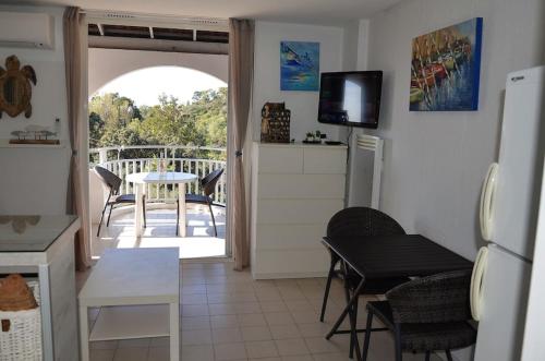 Televízia a/alebo spoločenská miestnosť v ubytovaní VUE MER- BEAU STUDIO - TERRASSE ABRITEE - Wi-Fi - CLIMATISATION - PARKING GRATUIT