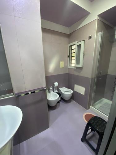 een badkamer met 2 toiletten en een douche bij Napoli centro casa con due camere e cucina in Napels