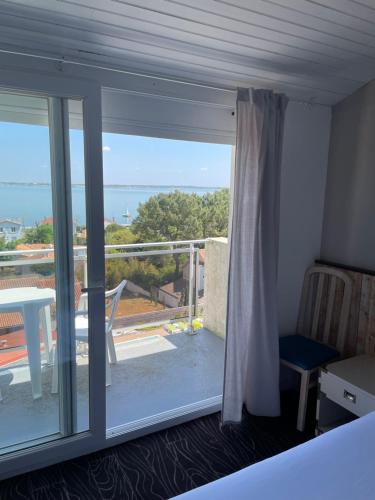 Cette chambre dispose d'un balcon avec vue sur l'océan. dans l'établissement Hôtel Mer et Forêt, à Saint-Trojan-les-Bains