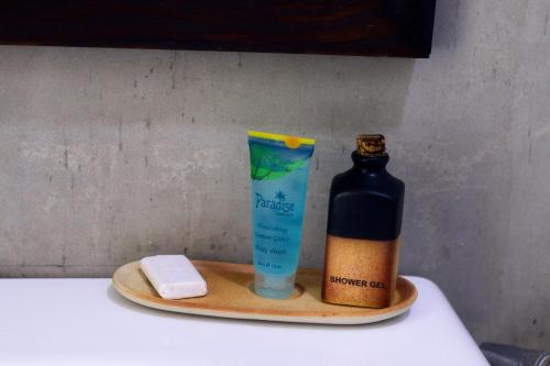 a bottle on a tray with a moisturizing moisturizing moisturizing brush at Royal Rock Sigiriya in Sigiriya
