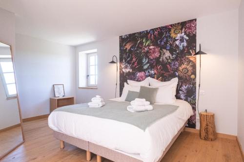 1 dormitorio con 1 cama grande y 2 toallas. en Garenne en Livron-sur-Drôme