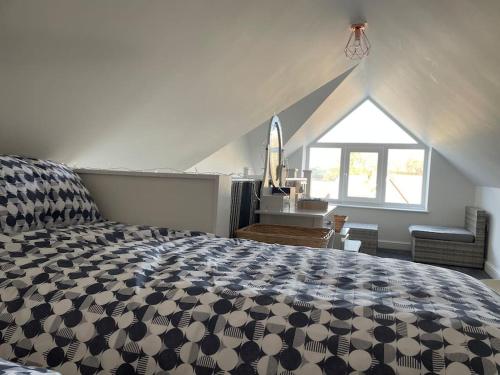 een slaapkamer met een groot bed op zolder bij The Hideaway-Sharples-Bolton in Bolton