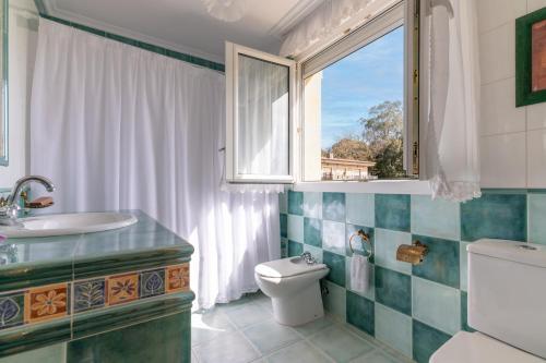 baño con lavabo y aseo y ventana en Coastal Retreat by Fidalsa, en Somo