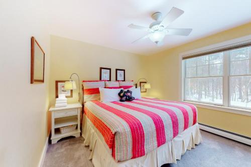 Un pat sau paturi într-o cameră la Edson Hill Estate