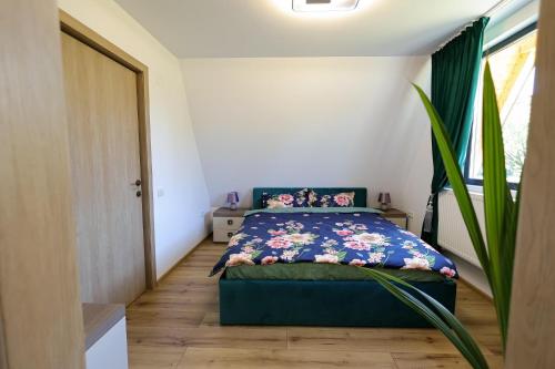 Ένα ή περισσότερα κρεβάτια σε δωμάτιο στο CASA MAYA Câmpulung