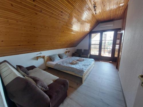 - une chambre avec un lit et un canapé dans l'établissement Parti nyaraló, à Balatonfüred