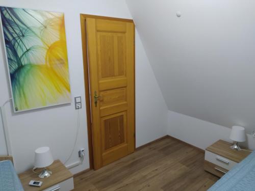 una habitación con una puerta y una pintura en la pared en Ferienhaus Eugenie, en Sulzfeld