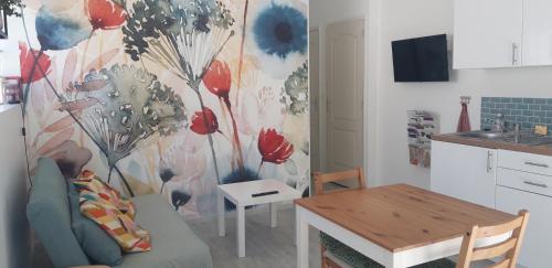 Appartement neuf clim terrasse & piscine في Blauzac: غرفة معيشة مع أريكة وطاولة