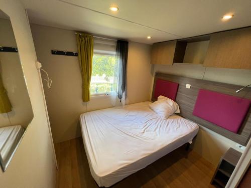 Postelja oz. postelje v sobi nastanitve Bungalow luxe 3 chambres surplombant le Golf de St Tropez