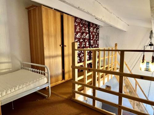 une chambre avec un lit superposé et un escalier dans l'établissement Appartement 2 Pièces avec Mezzanine, 6 Couchages, Proche Plage à Argelès-sur-Mer - FR-1-225-272, à Argelès-sur-Mer