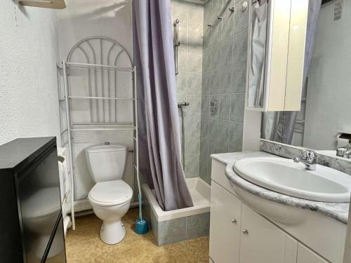 une salle de bain avec toilettes, lavabo et douche dans l'établissement Appartement 2 Pièces avec Mezzanine, 6 Couchages, Proche Plage à Argelès-sur-Mer - FR-1-225-272, à Argelès-sur-Mer