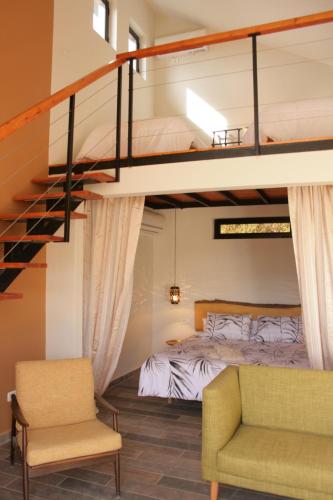 una camera con un letto a soppalco e 2 letti di Botë Farms Agriturismo a Sarandë