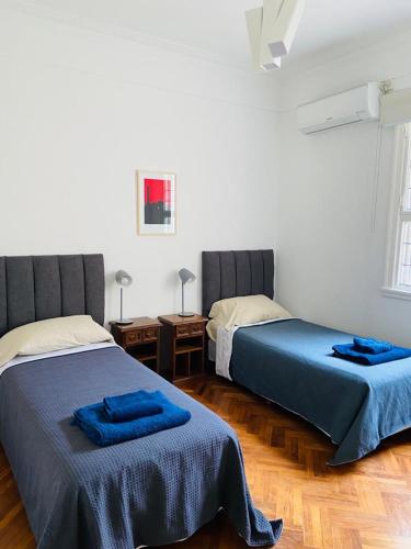 two beds sitting next to each other in a room at Depto de lujo frente al Botánico in Buenos Aires