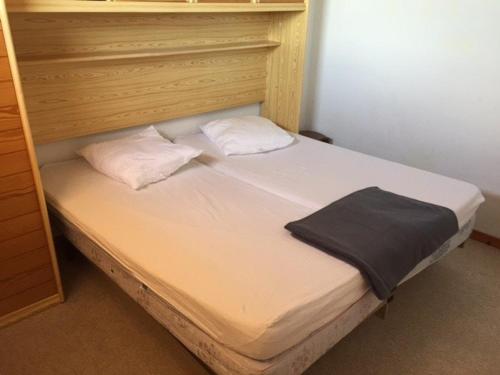 ル・バルカレスにあるVilla Port Barcarès, 3 pièces, 6 personnes - FR-1-81-256のベッド1台(木製ヘッドボード、枕2つ付)