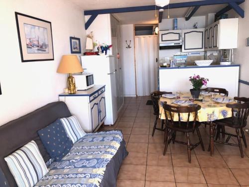 Photo de la galerie de l'établissement Appartement 3 Pièces+Cabine avec Piscine et Parking, 6 couchages, Port Barcarès - FR-1-81-277, au Barcarès