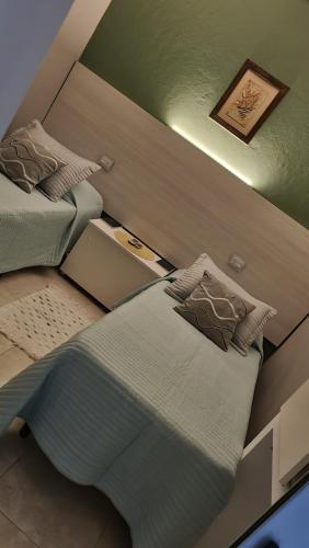 Habitación pequeña con 2 camas en una habitación en CBH Alquiler Temporario en Presidencia Roque Sáenz Peña