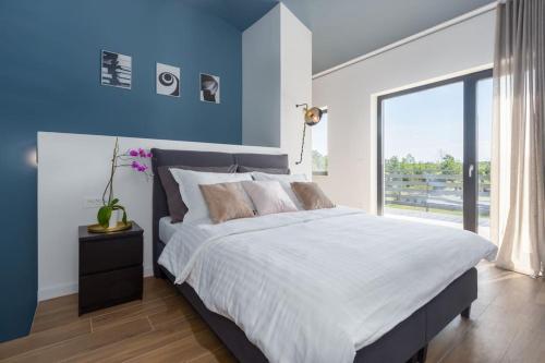 Krevet ili kreveti u jedinici u okviru objekta MarCante - designer, romantic pool view Suite