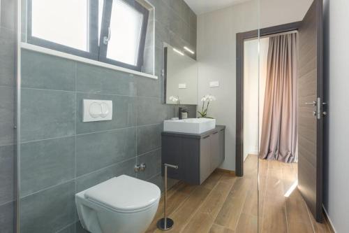 Kupatilo u objektu MarCante - designer, romantic pool view Suite