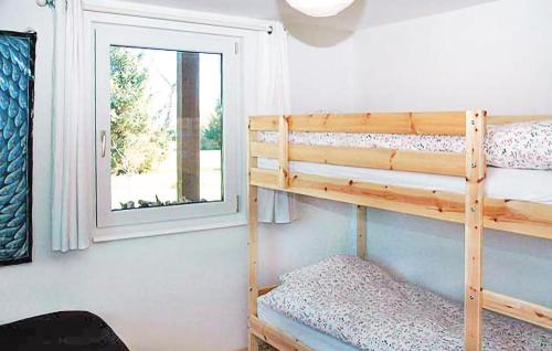 - une chambre avec 2 lits superposés et une fenêtre dans l'établissement Amazing Home In Ask With 4 Bedrooms And Wifi, à Blans