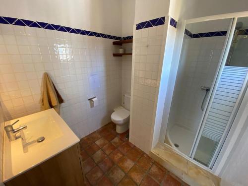 Ett badrum på Castle Tower ground floor apartment in rural holiday park 'Cezanne'