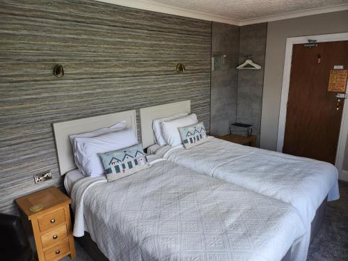 Postel nebo postele na pokoji v ubytování Morningside Hotel