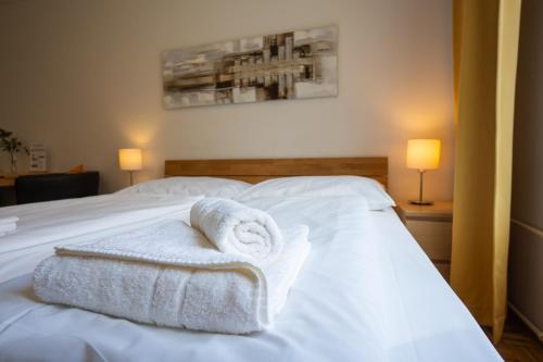 a bedroom with white towels on a bed at Central living - Stephansdom Apartments in Vienna