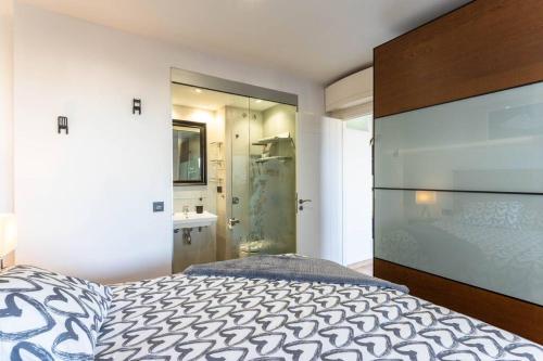 1 Schlafzimmer mit einem großen Bett und einem Badezimmer in der Unterkunft Ático Deluxe Mónaco 139 in Santa Cruz de Tenerife