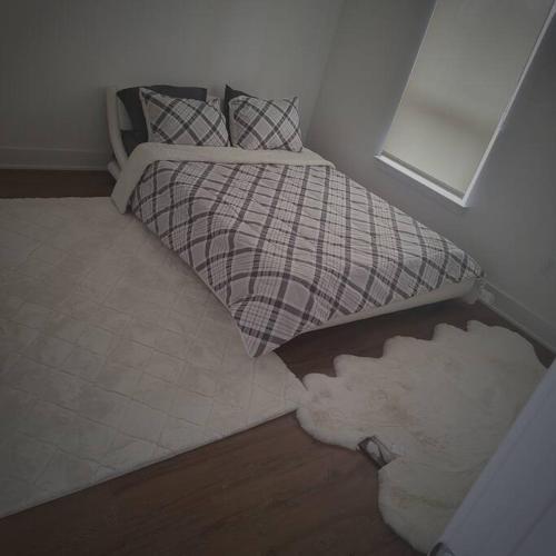 1 dormitorio con cama con almohada y alfombra en Little cozy apartment, 