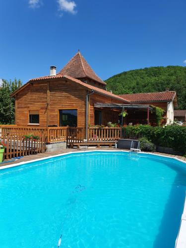 una piscina frente a una casa en Maison chaleureuse, en Grézels
