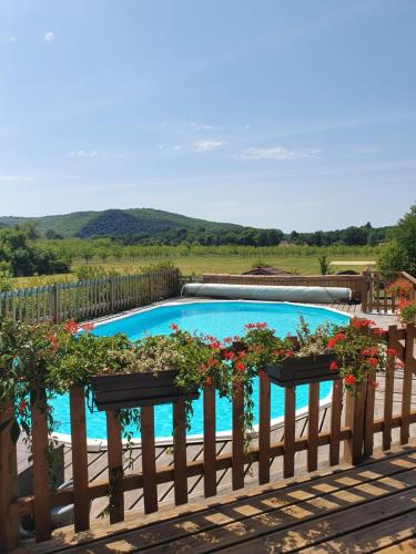 una piscina con una valla y algunas flores en Maison chaleureuse, en Grézels