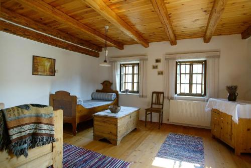 a living room with a bed and a table at Lamplberg in Graben