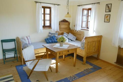 sala de estar con mesa y sofá en Lamplberg en Graben