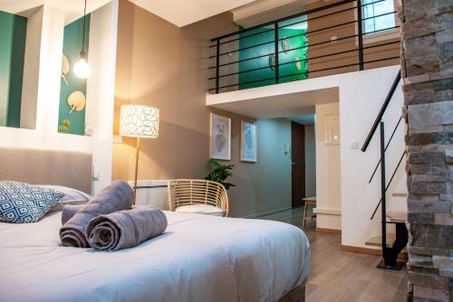 1 dormitorio con 1 cama con toallas en Honoré - Rooftop- Centre Vieux Port en Marsella