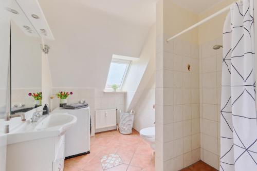 La salle de bains est pourvue d'un lavabo et de toilettes. dans l'établissement Ferienwohnung Hafennah Moba-Travel, à Lübeck