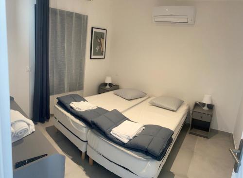 ルオムにあるRésidence de tourisme Domaine de Janusのベッド2台と窓のある病室です。