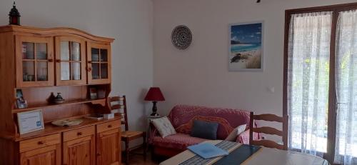 a living room with a couch and a table at Au coeur de la Provence Verte in Le Cannet-des-Maures