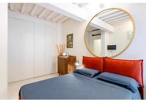 um quarto com um grande espelho por cima de uma cama em Luxury Tower House in heart of Pisa Standard em Pisa