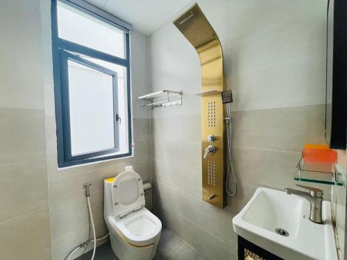 uma casa de banho com um WC, um lavatório e uma janela em Coffee Pacific Grand World Phú Quốc em Phu Quoc