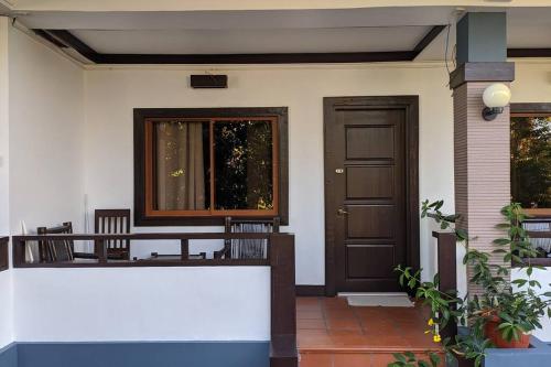 un porche delantero de una casa con puerta en Chochotel Panglao Monaco suite 58sqm en Panglao City