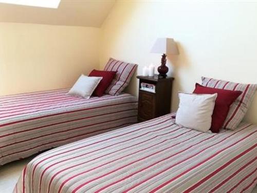 deux lits côte à côte dans une pièce dans l'établissement Appartement cosy à La Turballe - 2/4 pers, proche centre et plage, parking inclus - FR-1-392-95, à La Turballe