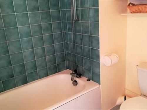 une salle de bain avec baignoire et toilettes dans l'établissement Appartement cosy à La Turballe - 2/4 pers, proche centre et plage, parking inclus - FR-1-392-95, à La Turballe